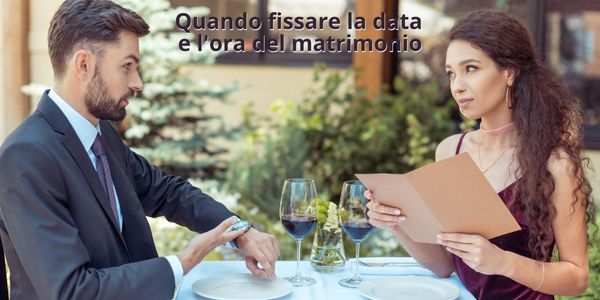 Due futuri sposi che decidono quando fissare la data e l'ora del matrimonio